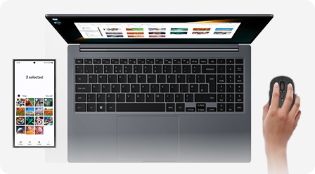 Galaxy S24 Ultra und Galaxy Book4 in Silver nebeneinander platziert. Die auf dem Bildschirm des Galaxy S24 Ultra ausgewählten Bilder werden in einen Ordner auf dem Galaxy Book4 kopiert, indem beide Geräte mit derselben Maus bedient werden.