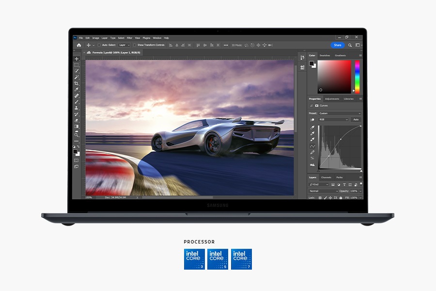 Galaxy Book4 in Silver, geöffnet und nach vorne gerichtet, mit einem Bild eines Rennwagens, das in der Adobe Photoshop-App auf dem Bildschirm bearbeitet werden kann. Darunter sind die Logos der Prozessoren Intel Core 5 und Intel Core 7 sowie das NVIDIA-Grafiklogo abgebildet.