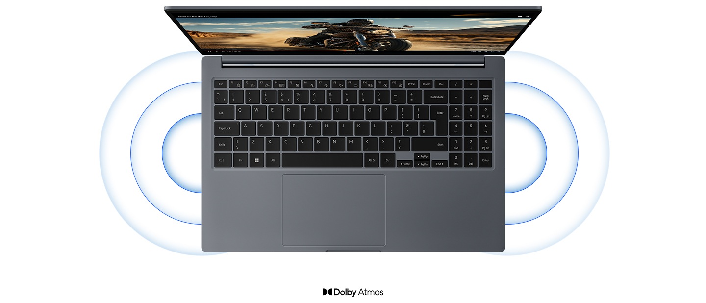 Draufsicht auf das Galaxy Book4 in Silver, geöffnet und nach vorne gerichtet, mit einem YouTube-Video, das im Vollbildmodus abgespielt wird, und Schallwellen, die aus den beiden Stereolautsprechern kommen. Das Dolby Atmos-Logo ist zu sehen.