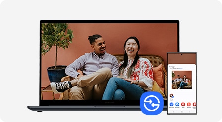 Ein Foto eines Paares, das auf dem Display des Galaxy S24 Ultra ausgewählt wurde, wird über Quick Share für das Galaxy Book4 freigegeben und im Vollbildmodus geöffnet. Das Quick Share-Symbol wird angezeigt.