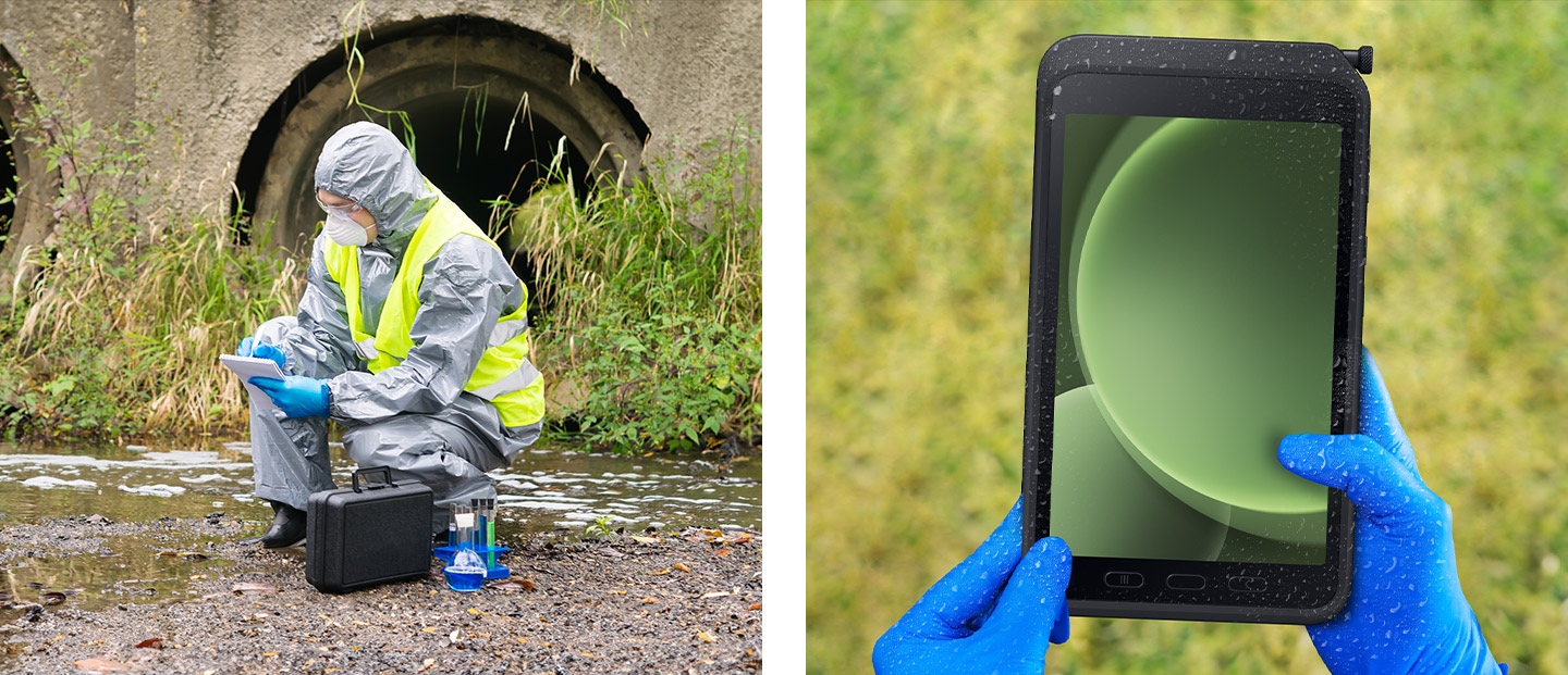 Eine Person in Schutzkleidung bei Forschungsarbeiten in der Nähe einer großen Kläranlage. Zwei Hände mit Gummihandschuhen halten ein Galaxy Tab Active5, das mit Wasserspritzern bedeckt ist.