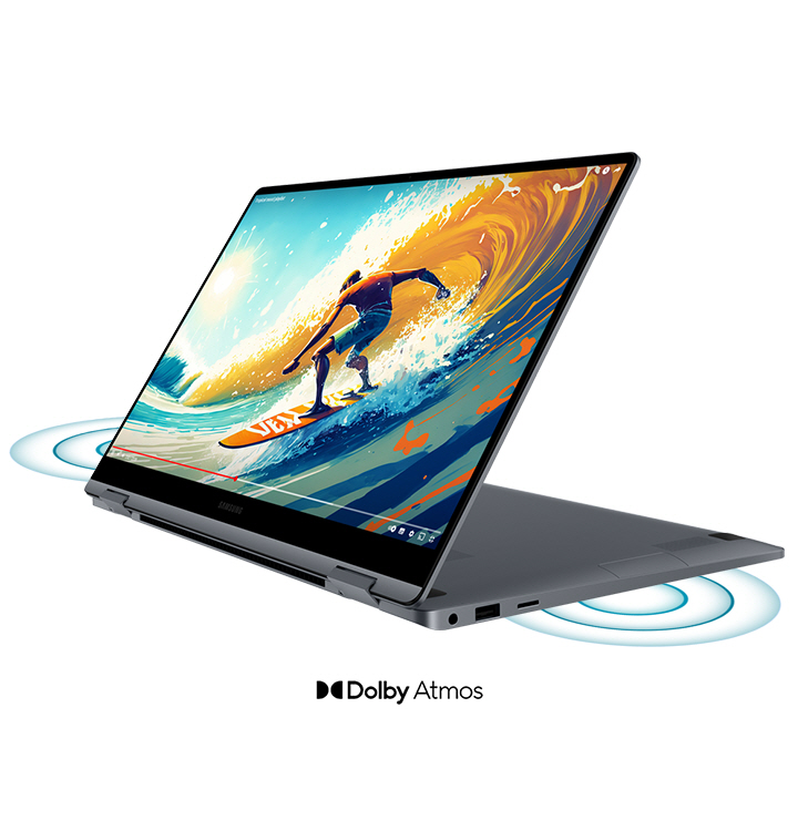 Das Galaxy Book4 360 in Gray ist halb nach hinten geklappt, mit Blick nach links, wo ein YouTube-Video im Vollbildmodus abgespielt wird und Schallwellen aus den beiden Stereolautsprechern kommen. Das Dolby Atmos-Logo ist zu sehen.