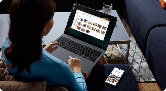 Eine Person verwendet das Galaxy Book4 Pro und das Galaxy S24 Ultra, um Bilder mithilfe von Multi Control zwischen den Geräten zu kopieren und einzufügen.
