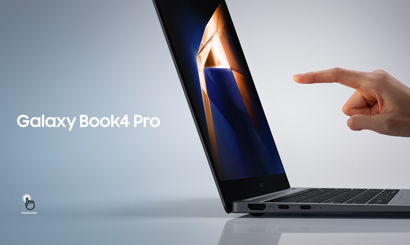 Das Galaxy Book4 Pro in Platinum Silver ist geöffnet und zeigt nach rechts, mit einem dunkelgrünen und gelben Hintergrundbild auf dem Bildschirm und der Hand einer Person, die den Bildschirm mit dem Zeigefinger berührt. Das Touchscreen-Symbol ist zu sehen.