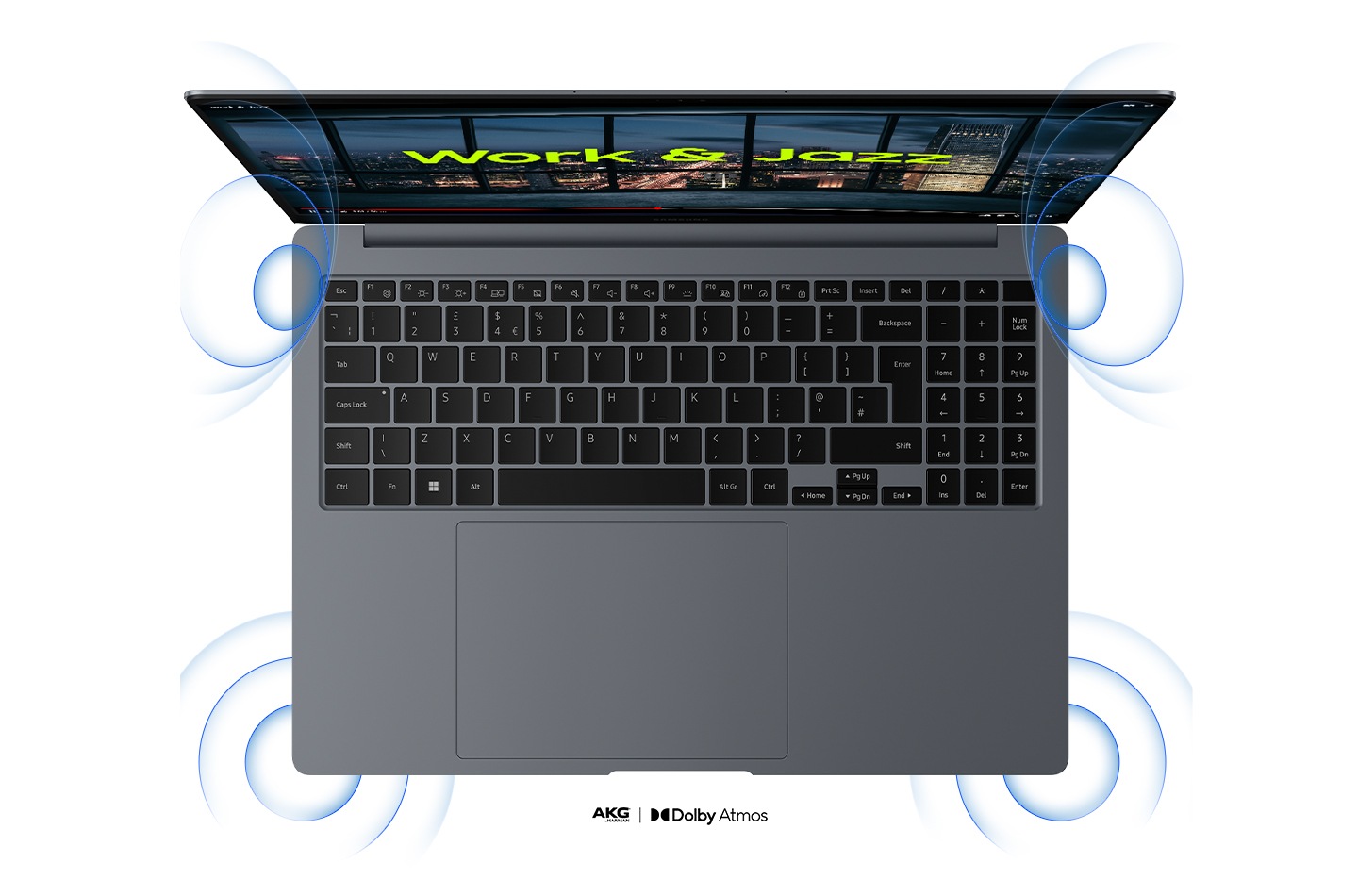 Draufsicht auf das Galaxy Book4 Pro in Platinum Silver, geöffnet und nach vorne gerichtet, mit einem YouTube-Video, das im Vollbildmodus abgespielt wird, und Schallwellen, die aus den vier Lautsprechern kommen. AKG by Harman- und Dolby Atmos-Logos sind zu sehen.