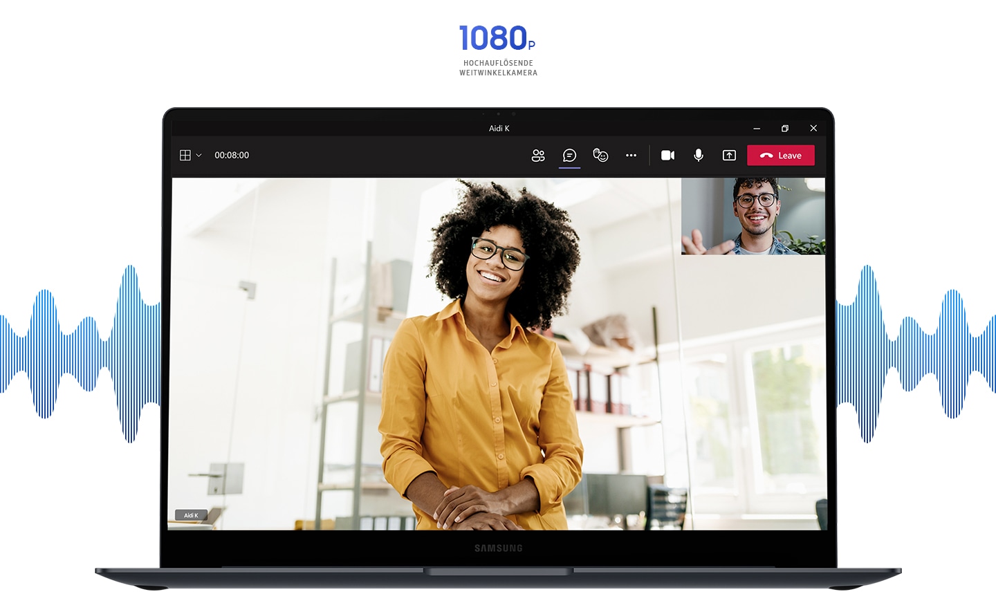Vorderansicht des Galaxy Book4 Pro in Platinum Silver, geöffnet und nach vorne gerichtet, mit geöffneter Microsoft Teams App im Vollbildmodus und zwei Personen in einem Videoanruf. 1080p Hochauflösende Weitwinkel-Kamera.