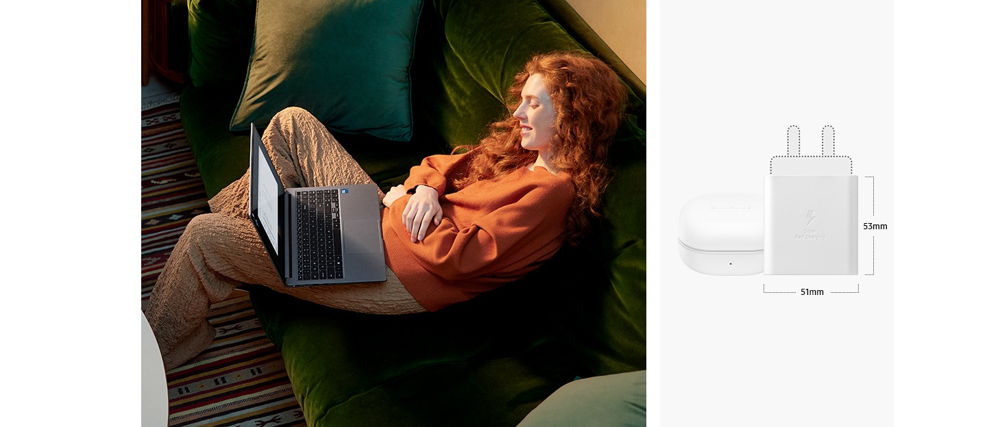 Eine junge Frau sitzt zu Hause auf dem Sofa und sieht sich Inhalte auf dem Galaxy Book4 in Gray an. Das leichte und tragbare Laptop-Ladegerät befindet sich neben einem Galaxy Buds2 Pro Cover. Die Abmessungen des Hauptkörpers des Ladegeräts betragen horizontal 51 mm und vertikal 53 mm.