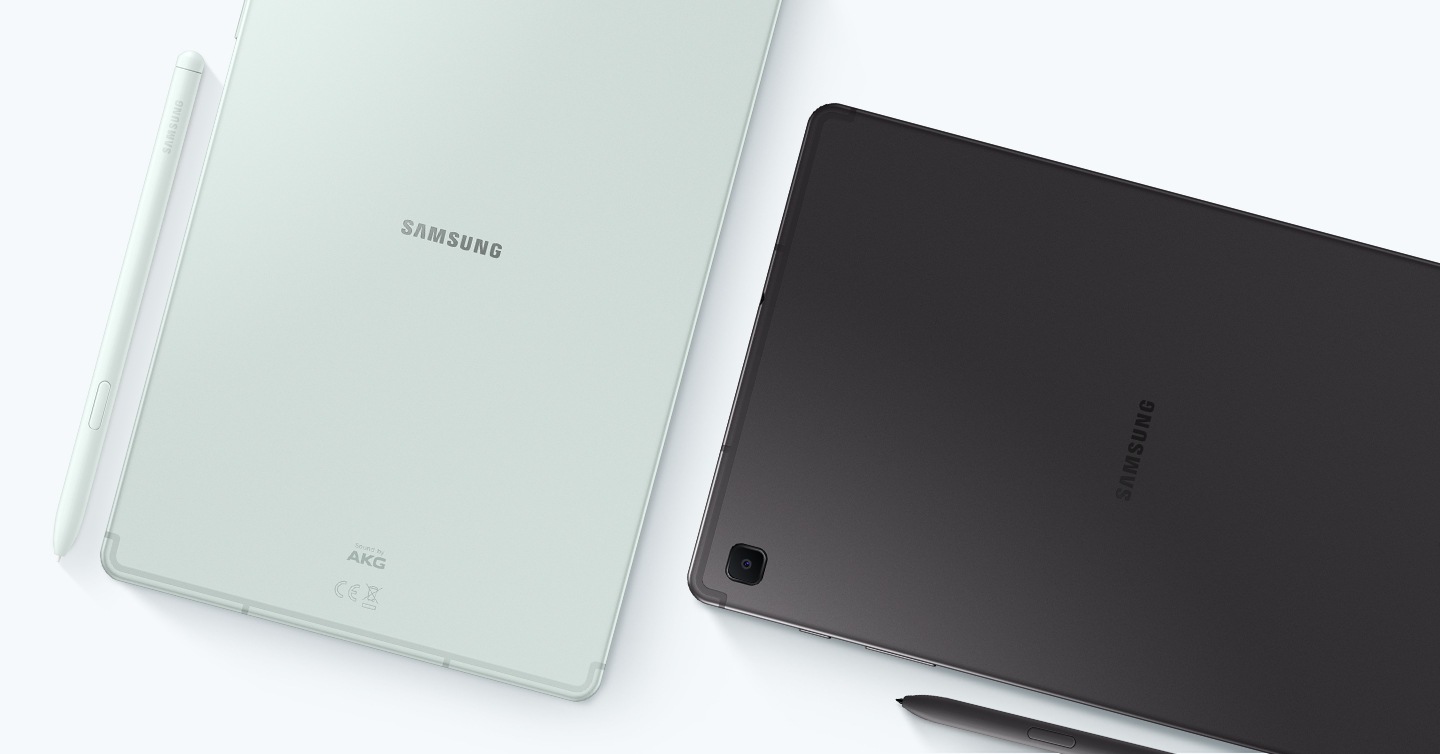 Drei Galaxy Tab S6 Lite (2024) inklusive S Pen in den Farben „Oxford Gray“ und „Mint“ sind mit dem Display nach unten nebeneinander platziert, um das farbenfrohe Design des Tablets und des S Pen hervorzuheben.