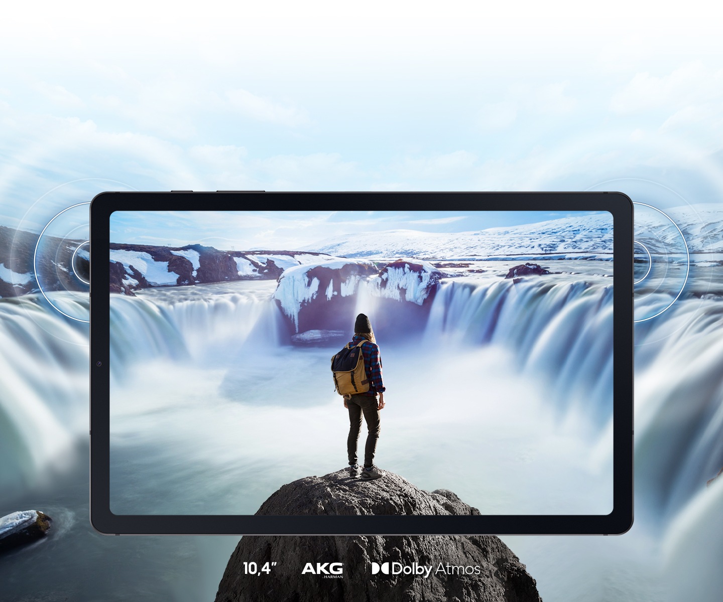 Zu sehen ist ein Backpacker, der auf einer Klippe vor einem Wasserfall steht, auf dem Display eines Galaxy Tab S6 Lite (2024) im Querformat. Das Bild erstreckt sich über den Bildschirmrand des Tablets hinweg in alle Richtungen, um das beeindruckende Seherlebnis sowie die Kraft der beiden Lautsprecher zu unterstreichen. AKG- und Dolby Atmos-Logos werden angezeigt.