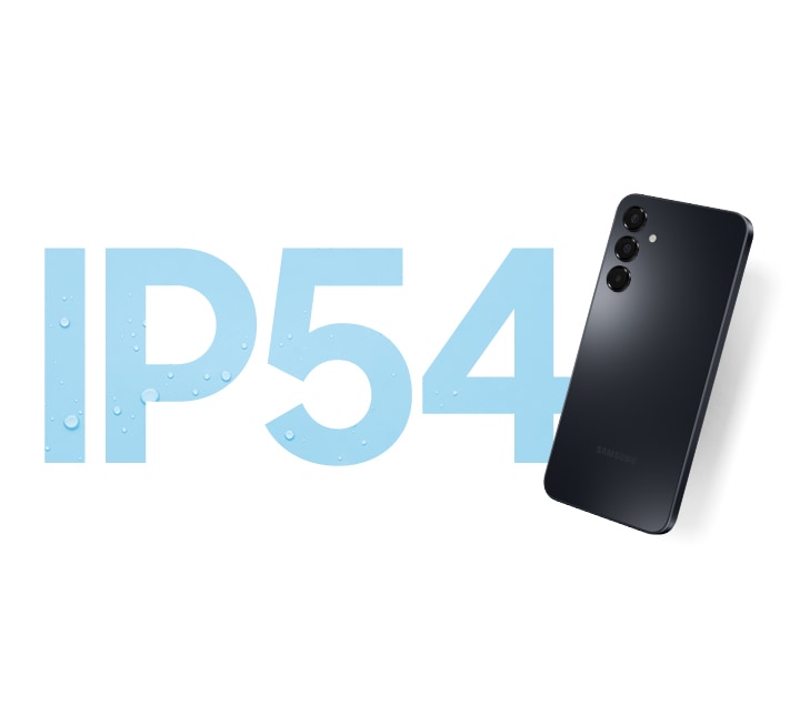 Ein großer Text mit der Aufschrift „IP54“ und Wassertropfen auf den Buchstaben im Hintergrund. Rechts daneben die Rückansicht eines Galaxy A16 in Black