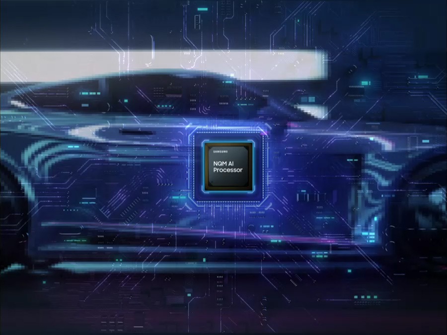 After the gaming hub screen appears on the monitor, the racing game is played. The NQM AI processor appears on the game screen and analyzes it. The analyzed screen shows much clearer picture quality than before.