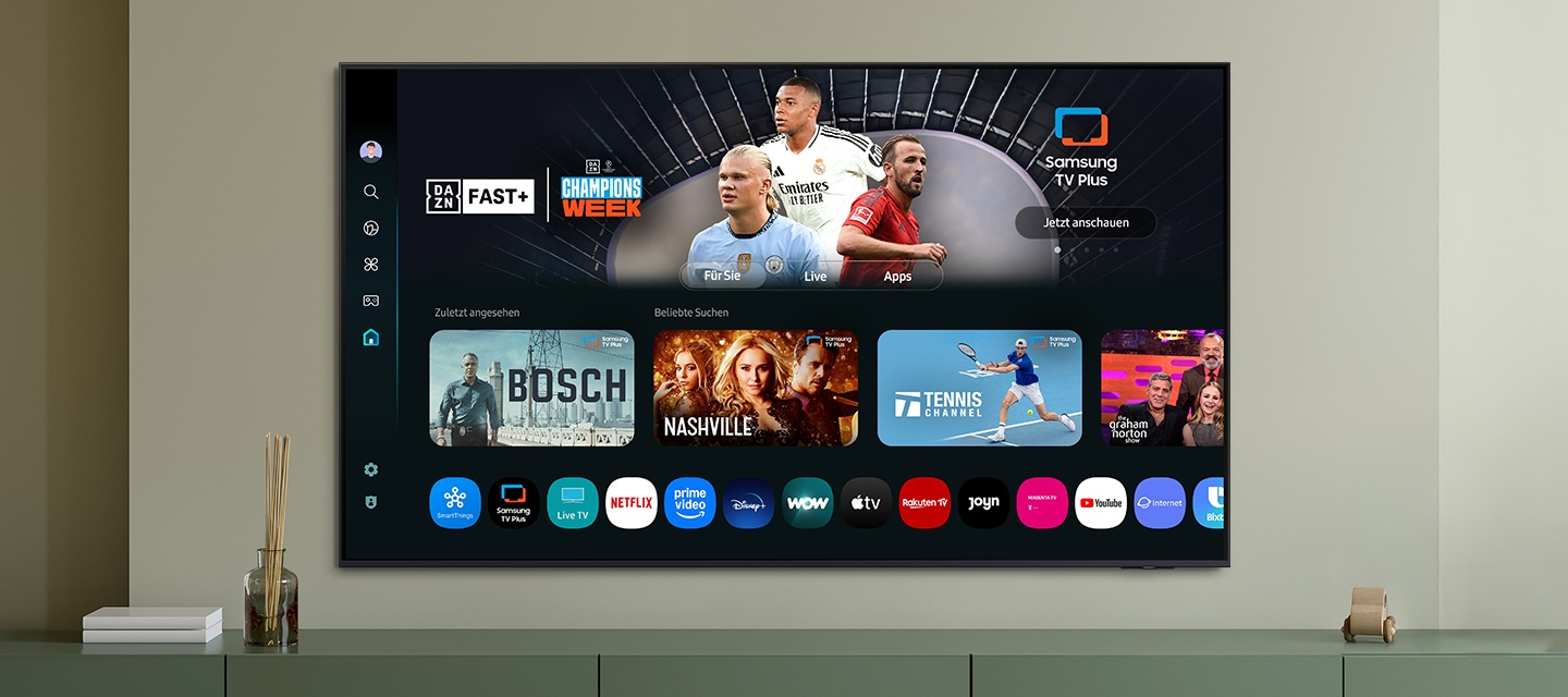 Der Startbildschirm einer UI Tizen mit den verschiedenen verfügbaren Apps und Diensten wird auf einem Fernseher in einem Wohnzimmer angezeigt.