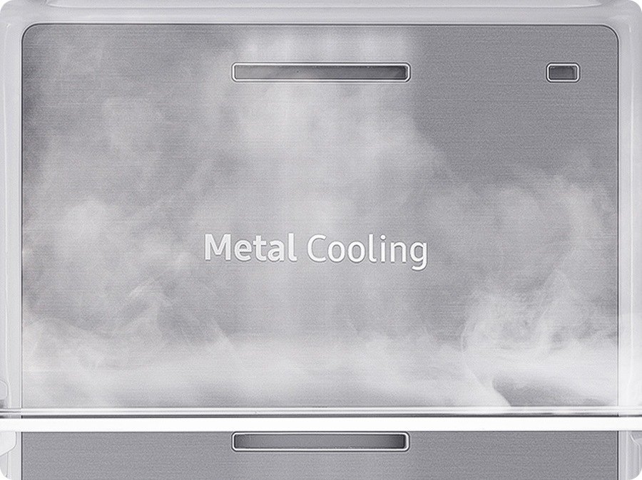 Die Metallkühlplatten im Inneren des Kühlschranks wirken extrem kalt und die kalte Luft strömt umher.
