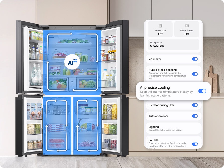 Ein Samsung-Kühlschrank, bei dem alle vier Türen geöffnet sind, ist mit Lebensmitteln und Getränken gefüllt. Drei durchsichtige blaue Kästen bedecken die Fächer oben, unten links und unten rechts, die jeweils von Pfeilen im Uhrzeigersinn umgeben sind, die die Kühlung anzeigen. Auf der oberen Platte ist ein AI-Logo zu sehen. Daneben ist eine Nahaufnahme der SmartThings-App zu sehen. AI Precise Cooling ist mit dem Text Keep the internal temperature steady by learning usage patterns aktiviert.