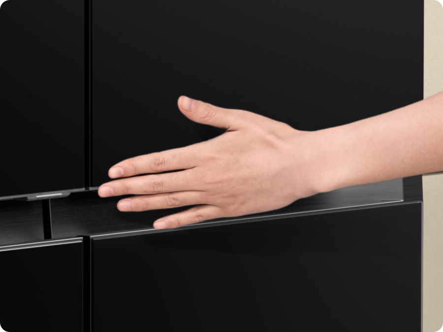 Es gibt eine Nahaufnahme der unteren Ecke der oberen Platte. Eine Hand berührt leicht den Berührungssensor der Auto Open Door und die Tür öffnet sich automatisch.