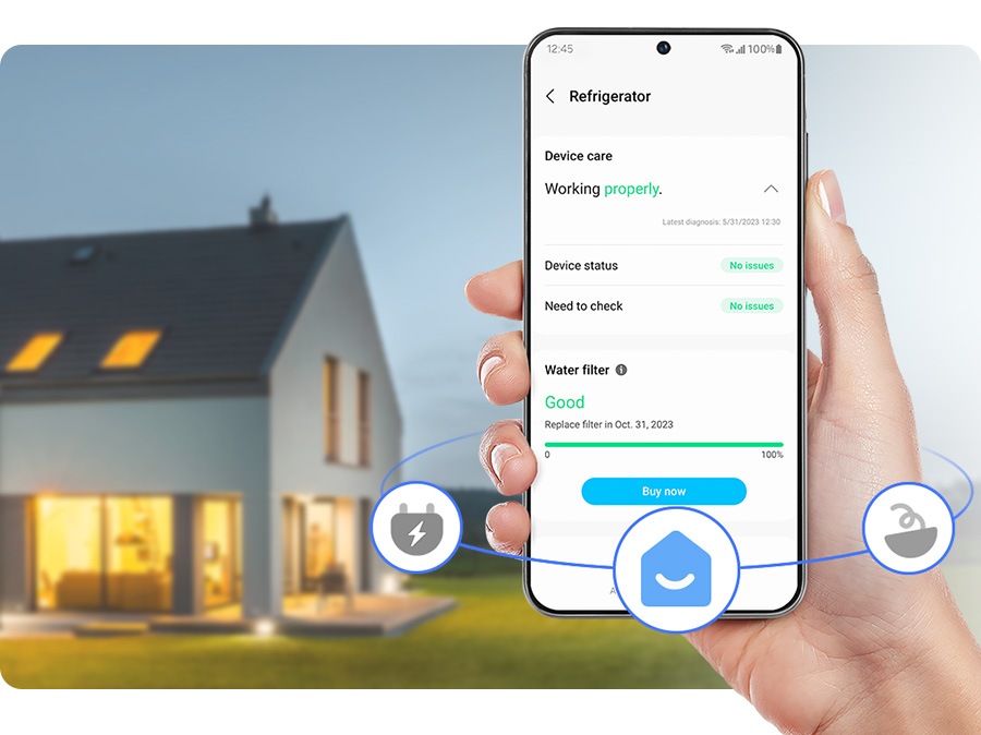 O persoană folosește SmartThings Home Care și verifică starea dispozitivului.