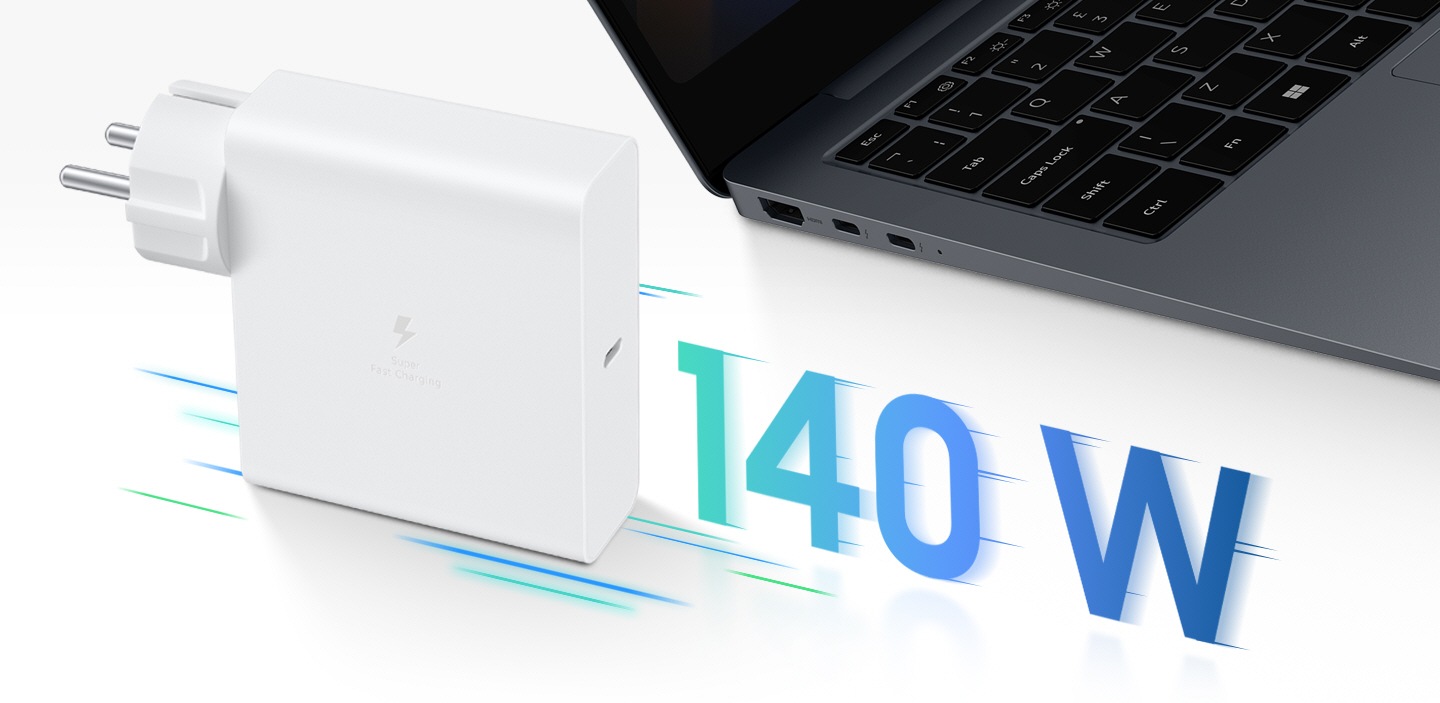 Бял 140W адаптер за зареждане е поставен до Galaxy Book Ultra, сякаш се движи напред с тюркоазени ивици около него и текст „140W“. Адаптерът за зареждане е обозначен като „Super Fast Charging“ (Супер бързо зареждане).