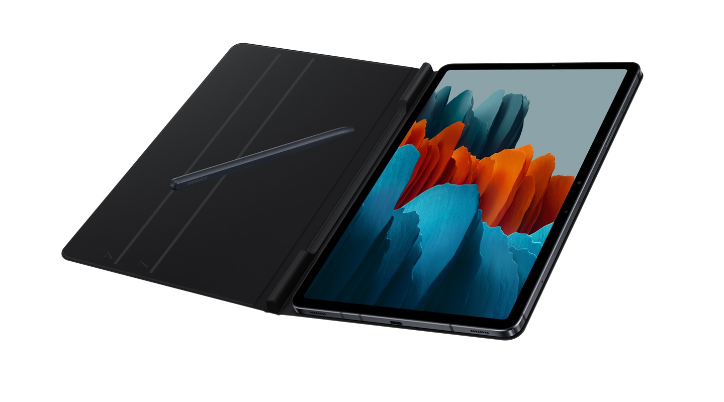 Galaxy Tab S7 Book Cover geöffnet, zeigt den Bildschirm des Tablets und der Stift ist am Book Cover befestigt.