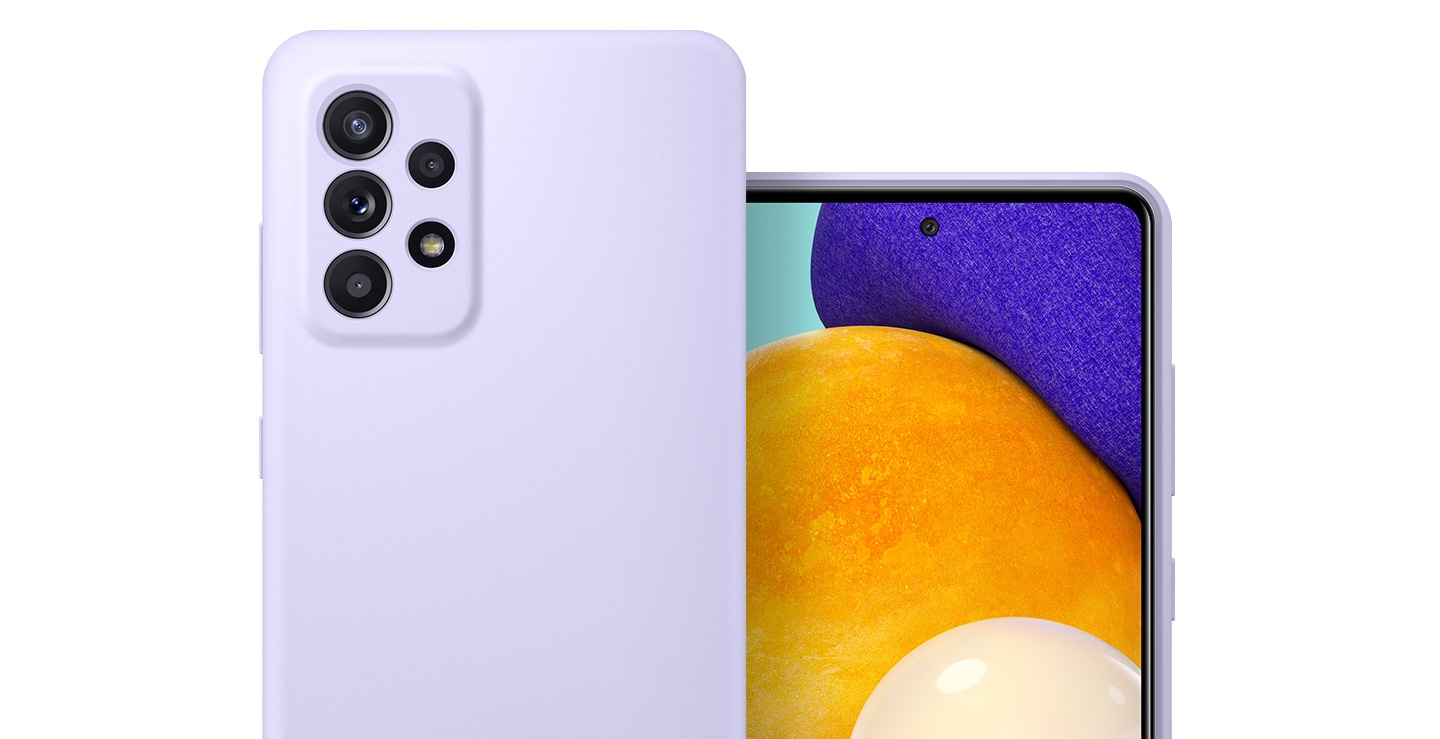 Man sieht zwei Galaxy A52| A52 5G im Silicone Cover in Violet, die vertikal aufgestellt sind. Ein Galaxy A52| A52 5G im Silicone Cover in Violet wird dabei von hinten und das andere von vorne gezeigt, während sich die beiden Smartphones überlappen.