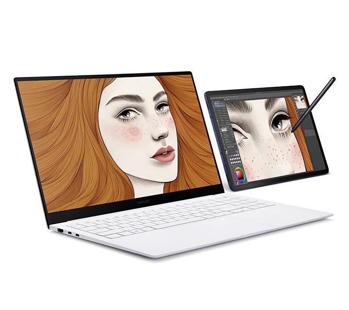 Ein synchronisiertes Galaxy Book Pro und Galaxy Tab S7+ werden nebeneinander platziert. Beide Geräte zeigen eine gleiche Zeichnung einer braunhaarigen Frau. Auf dem Tablet wird das Gesicht der Frau vergrößert, um es mit einem S Pen im Detail zu bearbeiten.
