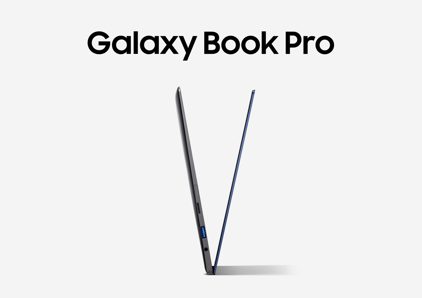 Das Galaxy Book Pro ist in einer V-Form geöffnet und zeigt Richtung Himmel.