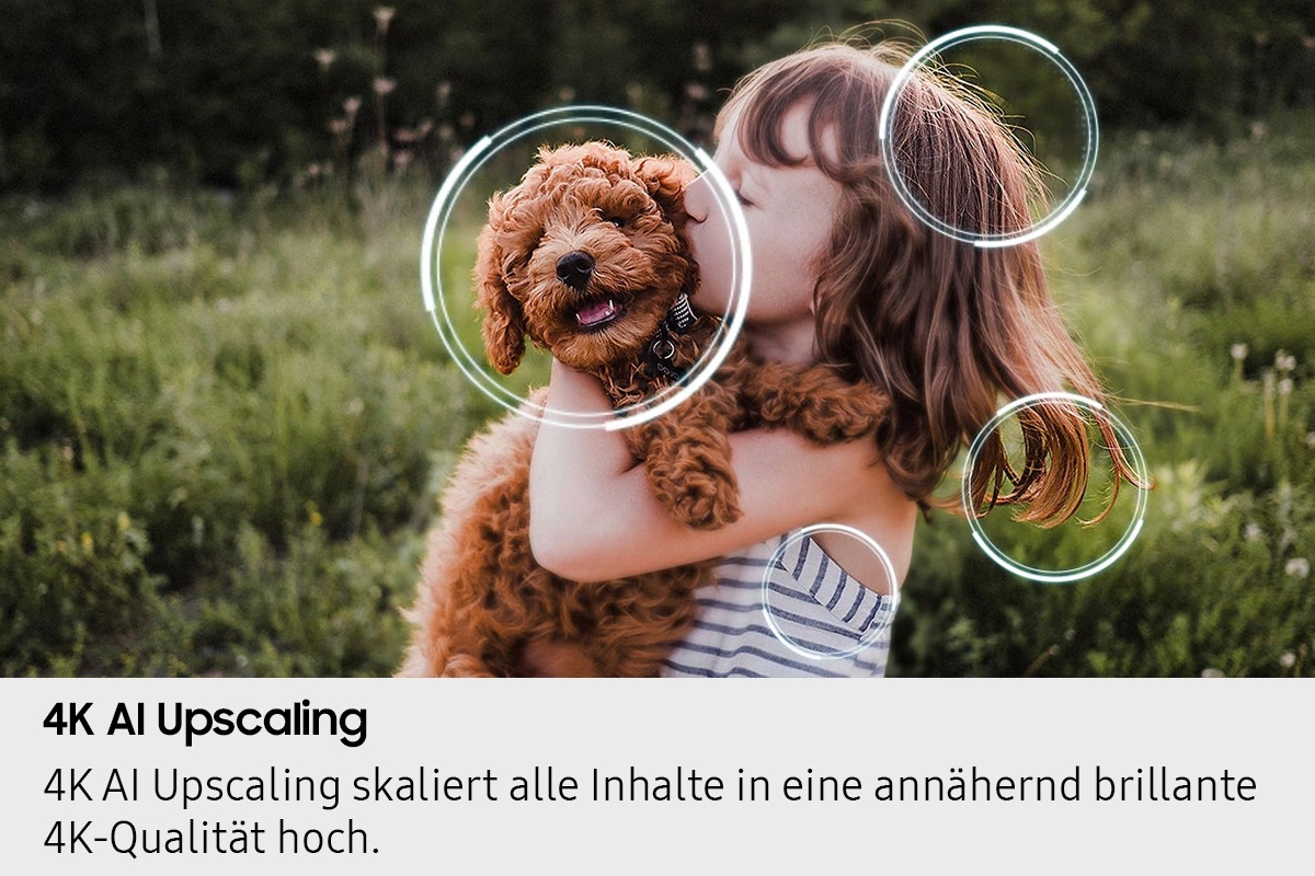 Bild eines kleinen Mädchens, das einen Welpen küsst. Der Samsung NQ4 AI Gen2 Prozessor erscheint auf dem Foto und verbessert mehrere Details, darunter die Haare und Kleidung des Mädchens und das Gesicht des Welpen. Das Ergebnis ist ein viel schärferes Bild, auf dem dank Mini-LEDs auch feine Details sichtbar sind.