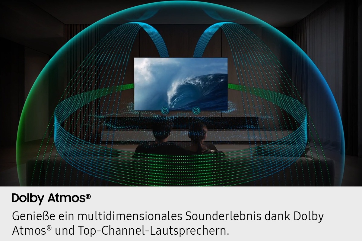 In einem Wohnzimmer sitzt ein Paar auf einem Sofa und sieht fern. Die Frontlautsprecher des Fernsehers leuchten und Schallwellen strömen aus den Lautsprechern des Fernsehers, breiten sich in alle Richtungen aus, umgeben das Paar mit einer Klangkuppel und füllen den Raum. Dolby Atmos-Logo.