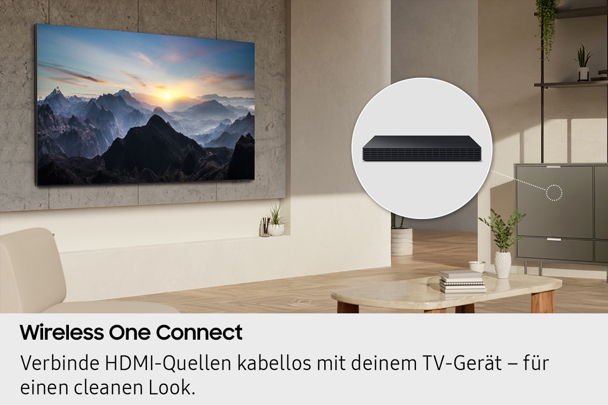 Im Wohnzimmer ist ein Fernseher übersichtlich und ohne Kabel an der Wand angebracht. Eine Wireless One Connect-Box ist in einem Schrank versteckt.