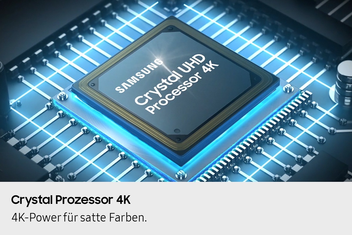 Ein Samsung Crystal UHD Processor 4K-Chip ist auf der Hauptplatine eines Fernsehers mit leuchtenden Stromleitungen angeordnet.