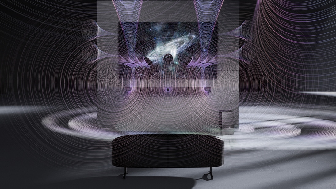 Q600F ist an der Wand unter einem Fernseher in einem schwarz-weißen Raum angebracht. Es sind divergierende Schallwellen zu sehen, und der Fernseher zeigt einen abstrakten schwarzen, welligen Hintergrund.