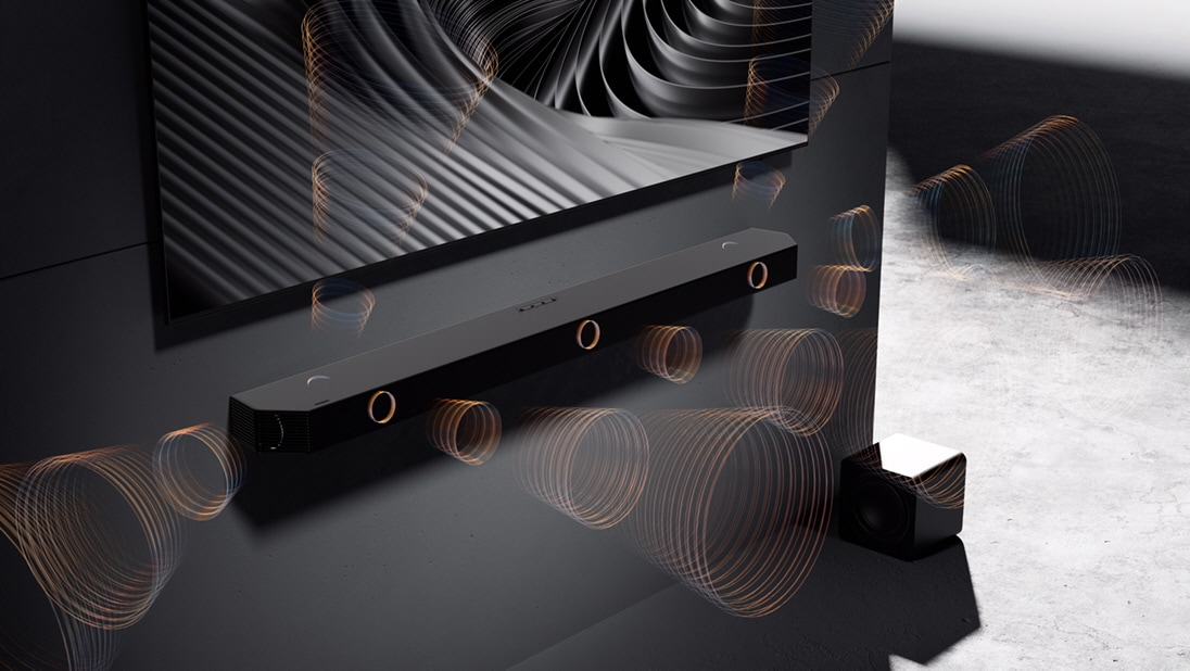 Q800F ist an der Wand unter einem Fernseher in einem schwarz-weißen Raum angebracht. Es sind divergierende Schallwellen zu sehen, und der Fernseher zeigt einen abstrakten schwarzen, welligen Hintergrund.