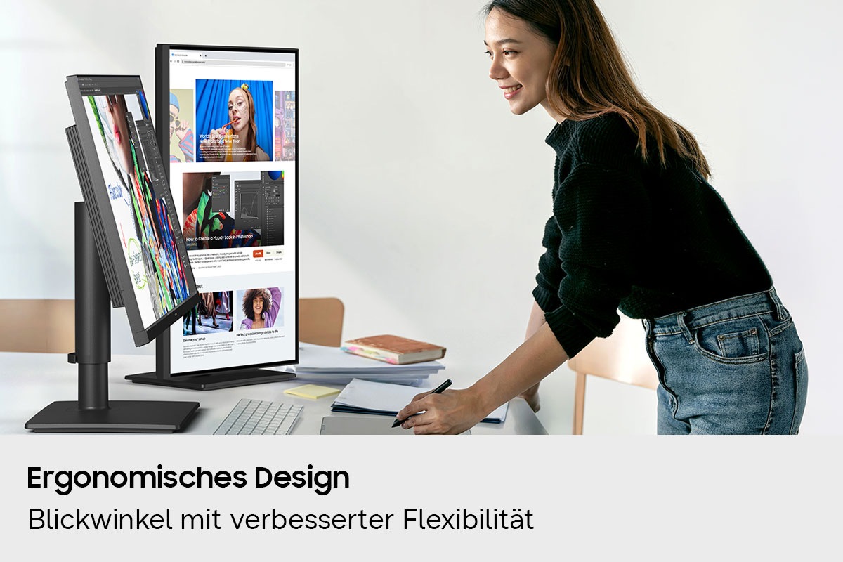 Ein Designer nutzt zwei Monitore, von denen einer geneigt und der andere um 90 Grad gedreht ist.