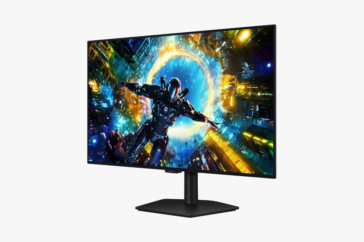 Blick von vorne rechts auf den Samsung Odyssey OLED G73SH. Auf dem Bildschirm ist eine Figur zu sehen, die in ein Portal fällt. 