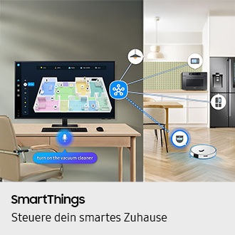 SmartThings. Ein Smart Monitor M70F zeigt eine 3D-Kartenansicht der Haushaltsgeräte. Mikrowelle, Glühbirne, Kühlschrank und Staubsauger sind mit SmartThings verbunden. Zu sehen ist ein Mikrofon-Symbol mit einer Sprechblase, die liest: „Staubsauger einschalten“. Daraufhin wird der Staubsauger eingeschaltet.