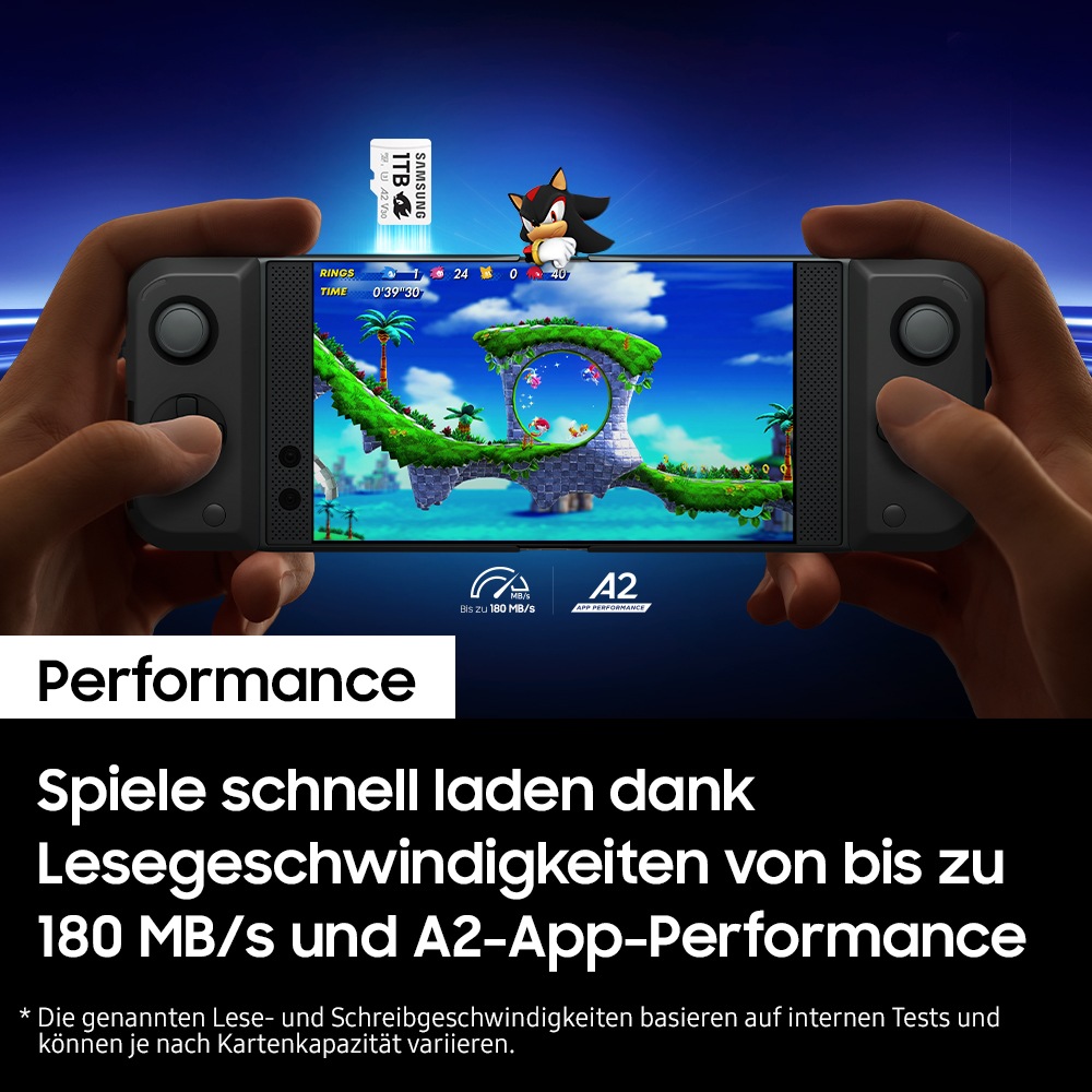 Werbemotiv zu dem Text „Zeit, das Tempo anzuziehen“: Gaming-Erlebnis mit einem Handheld-Gerät, auf dessen Bildschirm ein Sonic-Spiel läuft.  Links schwebt eine 1 TB Samsung Speicherkarte, Shadow the Hedgehog lehnt sich über den Screen, unten werden Features hervorgehoben.