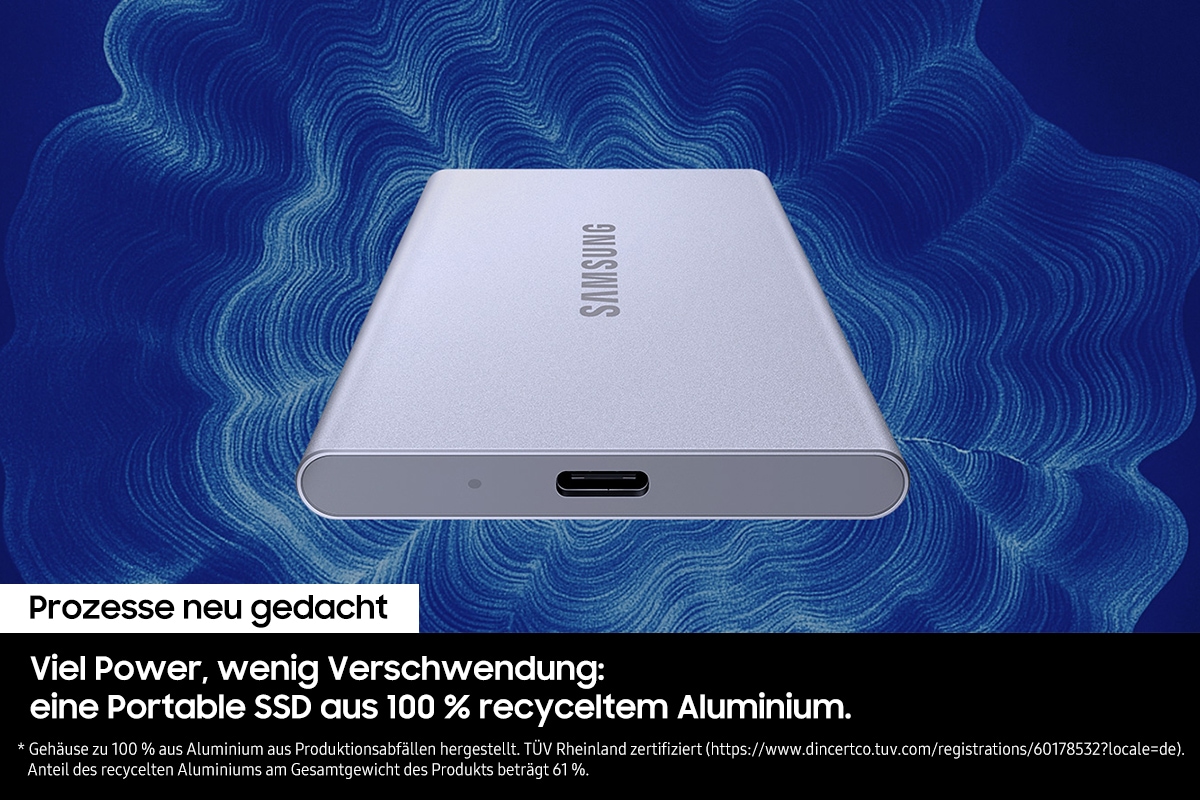 Die portable SSD T7 Resurrected ist vor einem blauen Hintergrund zu sehen. Um sie herum bewegt sich ein helles wellenförmiges Muster. Darunter steht T7 Resurrected.