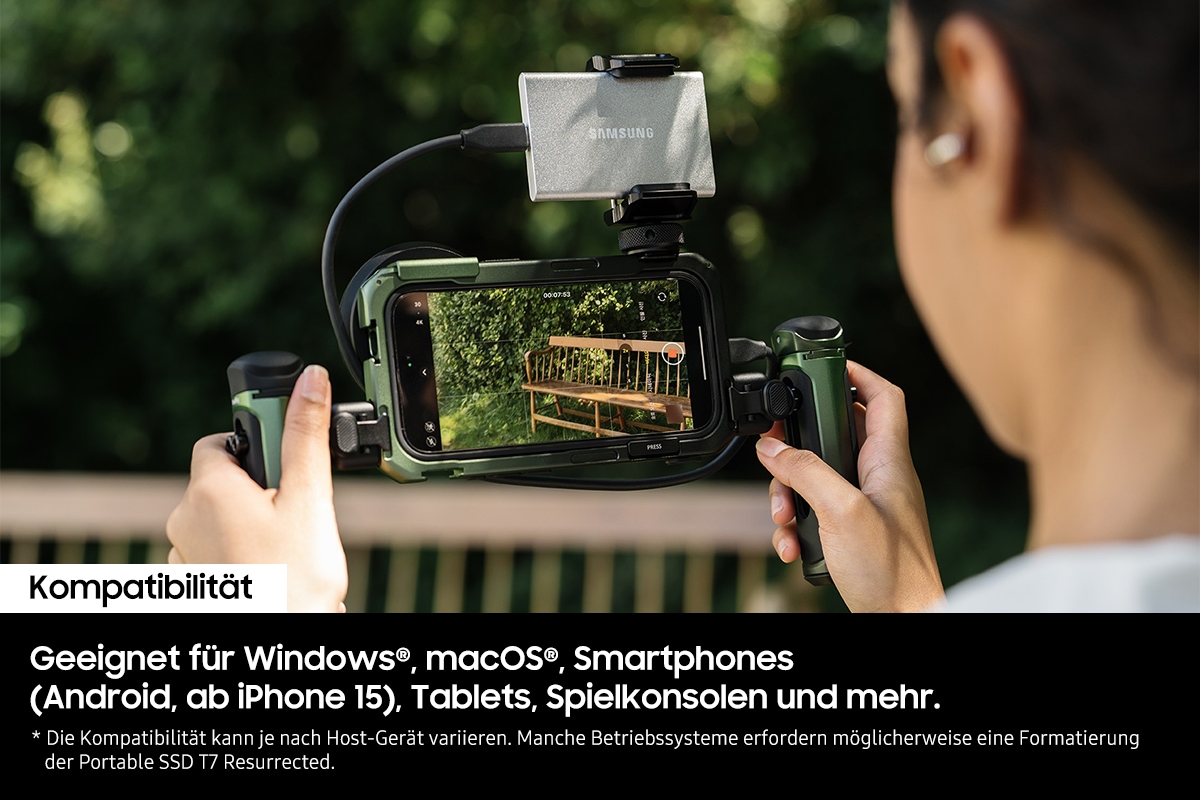 Eine Person hält ein Smartphone mit einer angeschlossenen Portable SSD T7 Resurrected in der Hand und nimmt ein Video auf. Darunter befindet sich der Text: Kompatibilität. Geeignet für Windows, macOS, Smartphones (Android, ab iPhone 15), Tablets, Spielkonsolen und mehr. *Die Kompatibilität kann je nach Host-Gerät veriieren. Manche Betriebssysteme erfordern möglicherweise eine Formatierung der Protable SSD T7 Resurrected. 