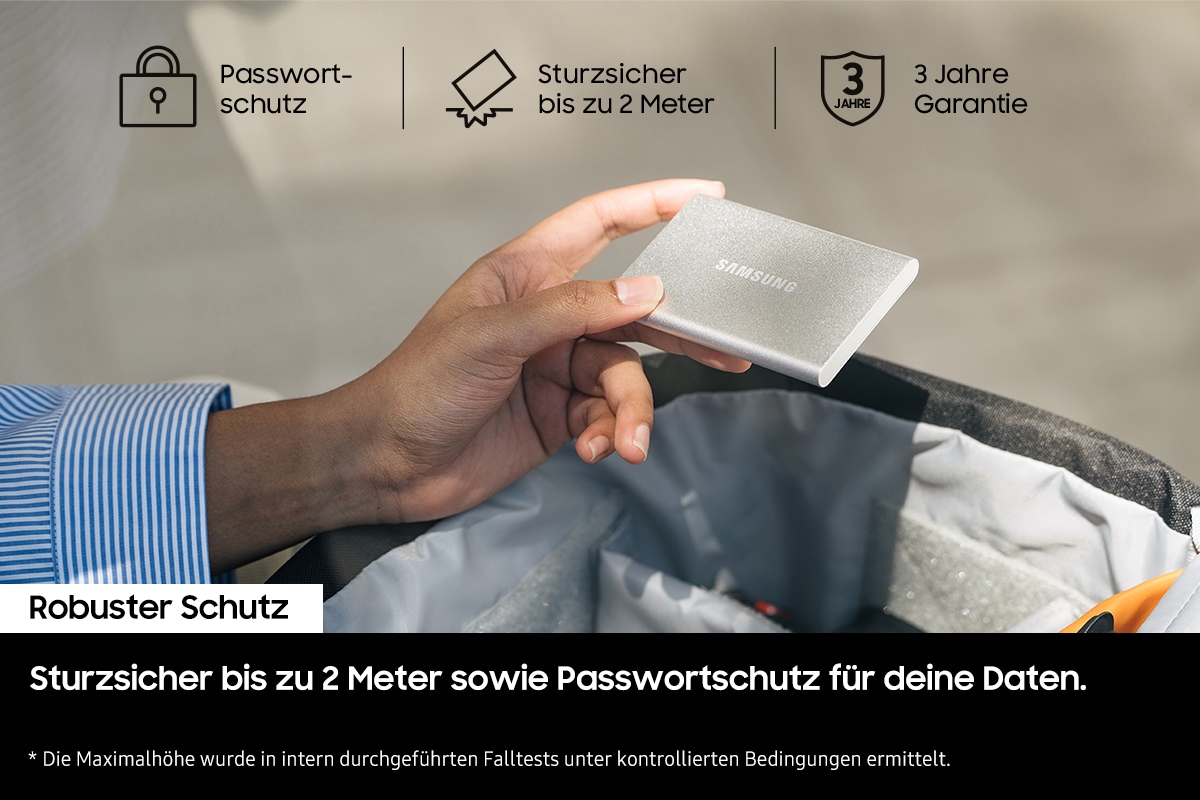  Eine Hand hält die Protable SSD T7 Resurrected in Silber. Darüber sind drei Icons zu sehen mit dem Text: Passwortschutz, Sturzsicher bis zu 2 Meter, 3 Jahre Garantie. Darunter befindet sich der Text: Robuster Schutz. Sturzsicher bis zu 2 Meter sowie Passwortschutz für deine Daten. * Die Maximalhöhe wurde in intern durchgeführten Falltests unter kontrollierten Bedingungen ermittelt. 