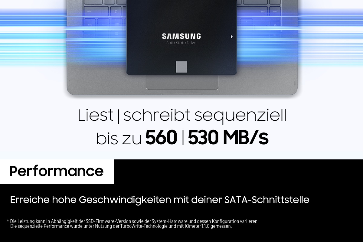 Eine  Samsung SSD 870 EVO schwebt mittig über einer Laptop-Tastatur und blau-lila leuchtenden Streifen. Darunter steht: „Liest/Schreibt sequenziell bis zu 560/530 MB/s“. Der Text weist auf die zuverlässige Performance hin: „Erreiche hohe Geschwindigkeiten mit deiner SATA-Schnittstelle“.