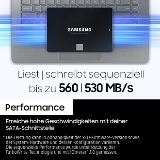 Eine  Samsung SSD 870 EVO schwebt mittig über einer Laptop-Tastatur und blau-lila leuchtenden Streifen. Darunter steht: „Liest/Schreibt sequenziell bis zu 560/530 MB/s“. Der Text weist auf die zuverlässige Performance hin: „Erreiche hohe Geschwindigkeiten mit deiner SATA-Schnittstelle“.