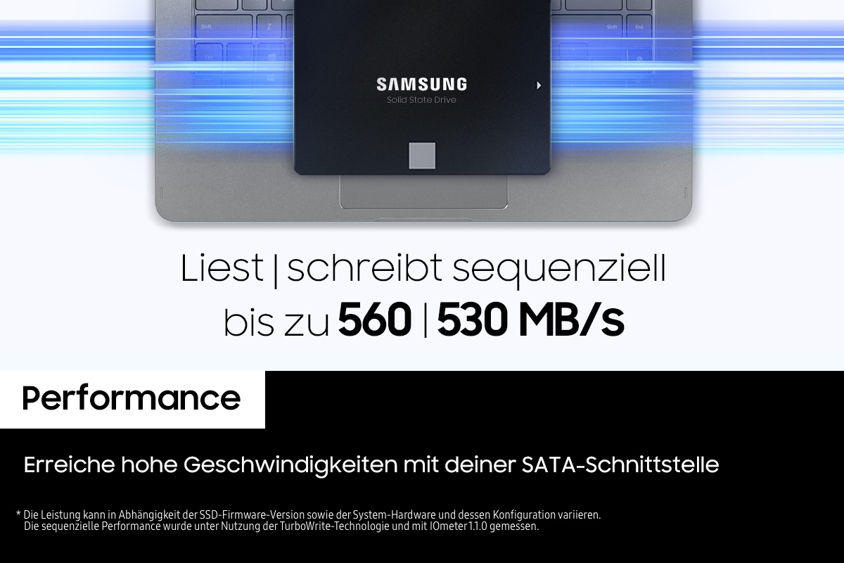 Eine  Samsung SSD 870 EVO schwebt mittig über einer Laptop-Tastatur und blau-lila leuchtenden Streifen. Darunter steht: „Liest/Schreibt sequenziell bis zu 560/530 MB/s“. Der Text weist auf die zuverlässige Performance hin: „Erreiche hohe Geschwindigkeiten mit deiner SATA-Schnittstelle“.