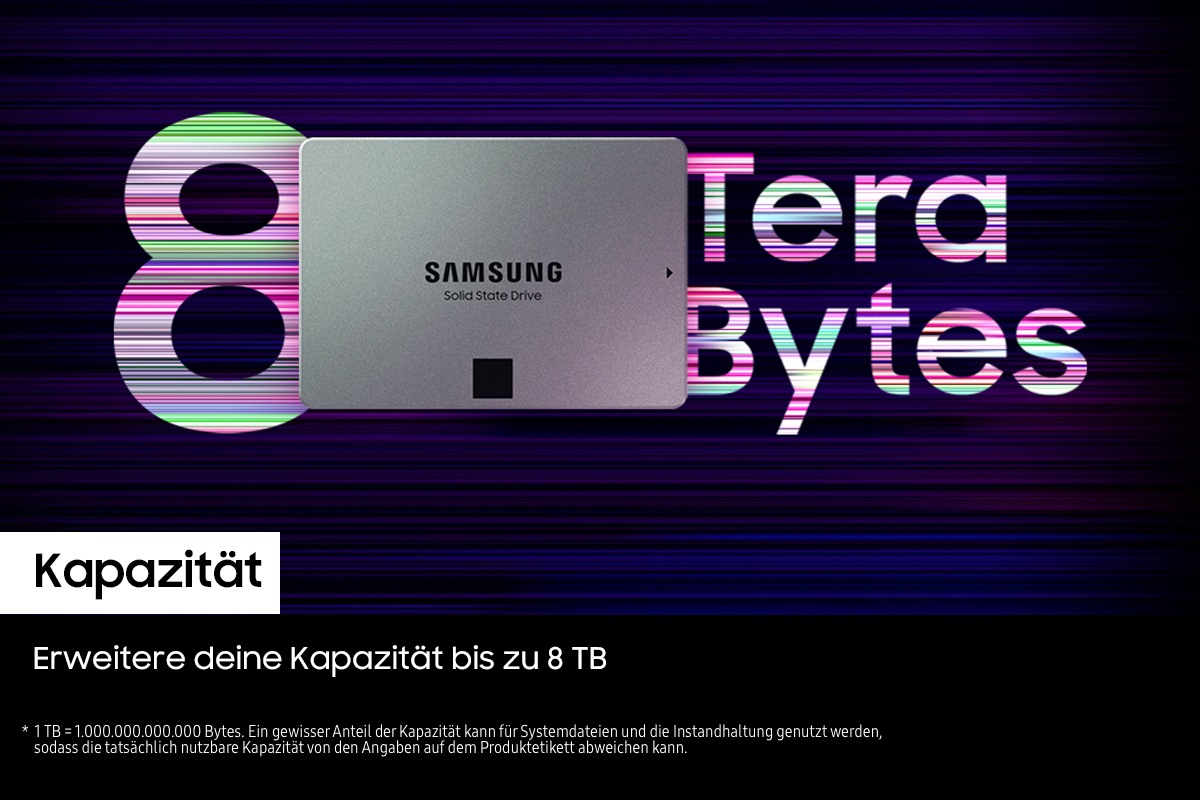 Die Samsung SSD 870 QVO ist vor einem schwarz-violetten Hintergrund dargestellt. Rechts davon steht eine große leuchtende Ziffer „8“ mit dem Text „Terabytes“, was auf die maximale Speicherkapazität hinweist. Im unteren Bereich befindet sich ein schwarzer Textbalken mit dem Wort „Kapazität“ und der Beschreibung: „Erweitere deine Kapazität bis zu 8 TB“.