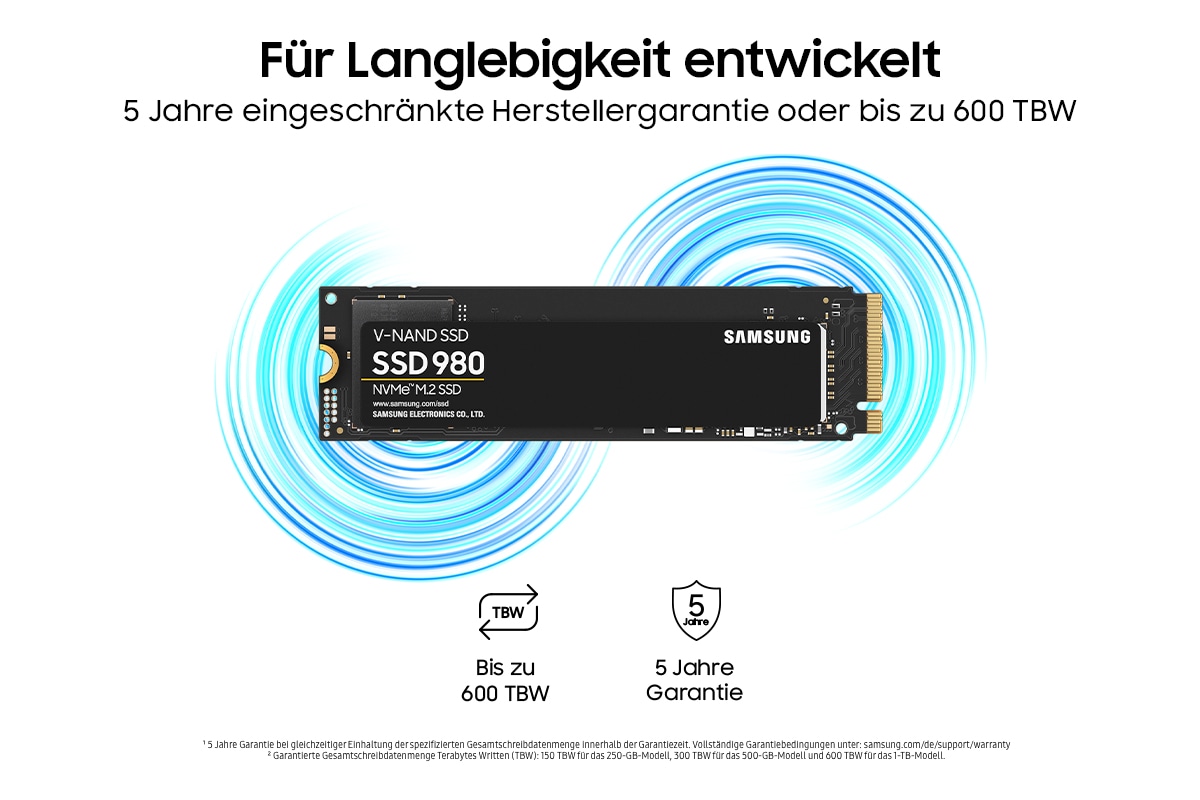 Eine Samsung SSD 980 ist mittig auf einem weißen Hintergrund mit blauen Energiewellen dargestellt. Darüber steht in schwarzer Schrift: „Für Langlebigkeit entwickelt“. Darunter: „5 Jahre eingeschränkte Herstellergarantie oder bis zu 600 TBW“. Neben der SSD befinden sich zwei Symbole: eins für „5 Jahre Garantie“ und eins für „bis zu 600 TBW“.