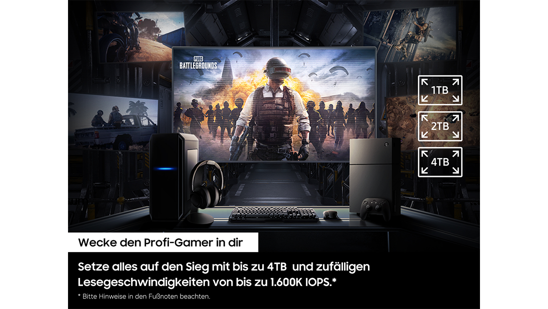 Zu sehen ist ein Gaming-Setup mit großem Monitor, der eine Battlegrounds-Szene zeigt; daneben PC-Tower, Konsole, Headset und Controller, im Hintergrund weitere Spielbilder sowie Speicheranzeigen mit der Beschriftung 1 TB, 2 TB und 4 TB.