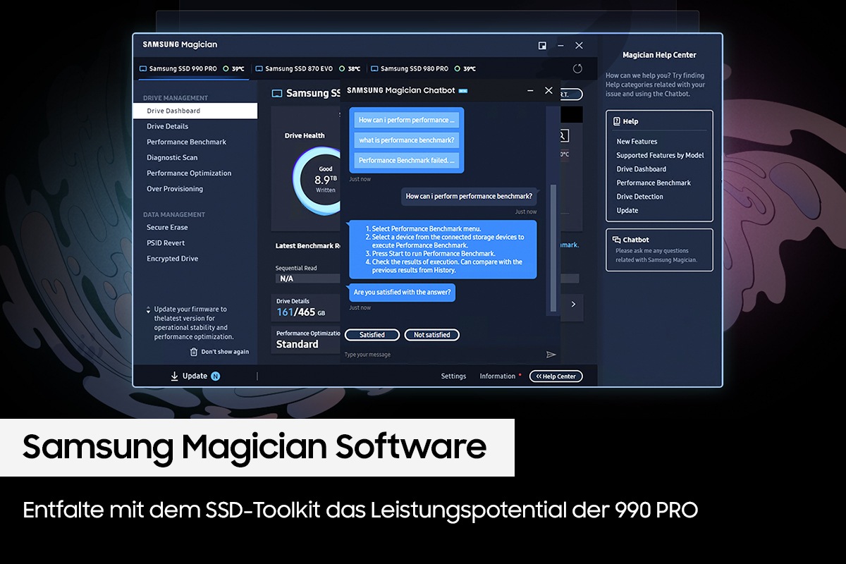 Ein Screenshot der „Samsung Magician Software“ wird auf einem dunklen Hintergrund gezeigt. Die Software visualisiert Leistungsdaten und Managementfunktionen für SSDs. Der Titel lautet: „Samsung Magician Software“. Darunter steht: „Entfalte mit dem SSD-Toolkit das Leistungspotenzial der 990 PRO“.