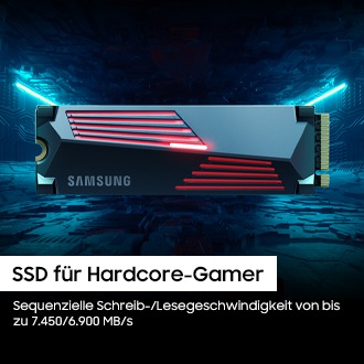 Ein Gaming-Setup mit einem Motherboard und RGB-Beleuchtung im Hintergrund hebt eine Samsung SSD 990 PRO mit Heatsink hervor, die im Vordergrund schwebt. Oben links steht: „SSD für Hardcore-Gamer“. Darunter: „Sequenzielle Schreib-/Lesegeschwindigkeit von bis zu 7.450/6.900 MB/s“.