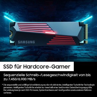 Ein Gaming-Setup mit einem Motherboard und RGB-Beleuchtung im Hintergrund hebt eine Samsung SSD 990 PRO mit Heatsink hervor, die im Vordergrund schwebt. Oben links steht: „SSD für Hardcore-Gamer“. Darunter: „Sequenzielle Schreib-/Lesegeschwindigkeit von bis zu 7.450/6.900 MB/s“.