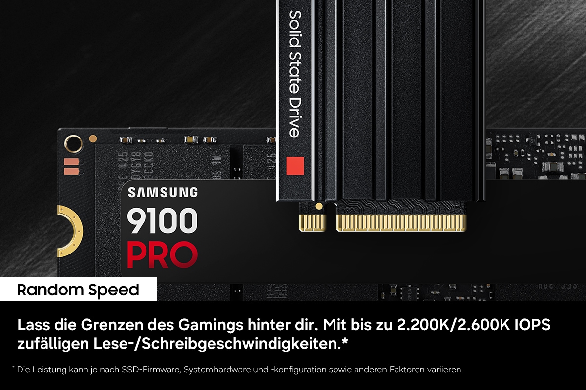 Werbegrafik einer Samsung 9100 PRO NVMe SSD und eines Kühlkörpers mit Lamellen, horizontal vor dunklem Hintergrund dargestellt. Das SSD-Label liest „Samsung 9100 PRO“. Der darunter platzierte deutsche Text hebt die Performance hervor und nennt bis zu 2.200K/2.600K IOPS für zufällige Lese-/Schreibgeschwindigkeiten. Ein kleiner Hinweis ergänzt, dass die tatsächliche Leistung je nach SSD-Firmware, Systemhardware und Konfiguration variieren kann.