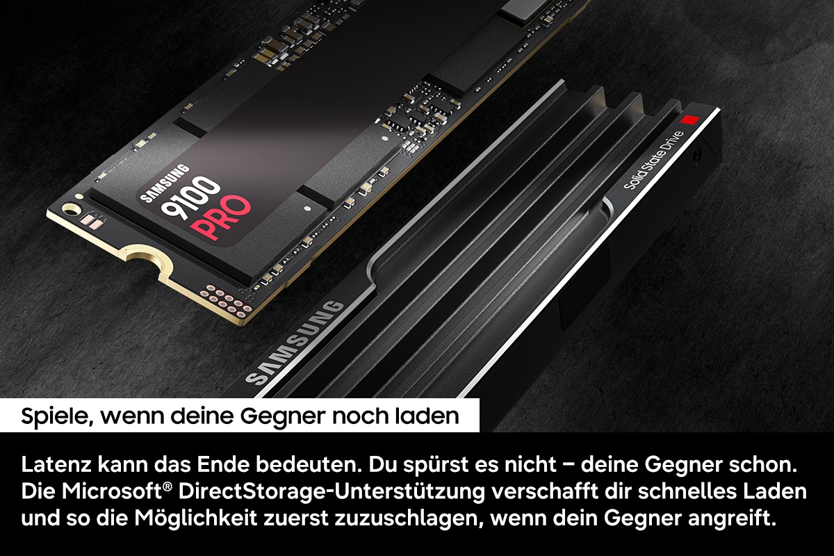 Werbegrafik einer schräg dargestellten Samsung 9100 PRO NVMe SSD und einer Samsung 9100 PRO Heatsink NVMe SSD vor dunklem Hintergrund. Das SSD-Label liest „Samsung 9100 PRO“. Der darunter platzierte deutsche Text bewirbt schnelleres Gaming mit geringerer Latenz und Unterstützung für Microsoft DirectStorage, wodurch Spiele schneller laden und Gamer*innen schneller als ihre Gegner*innen reagieren können.