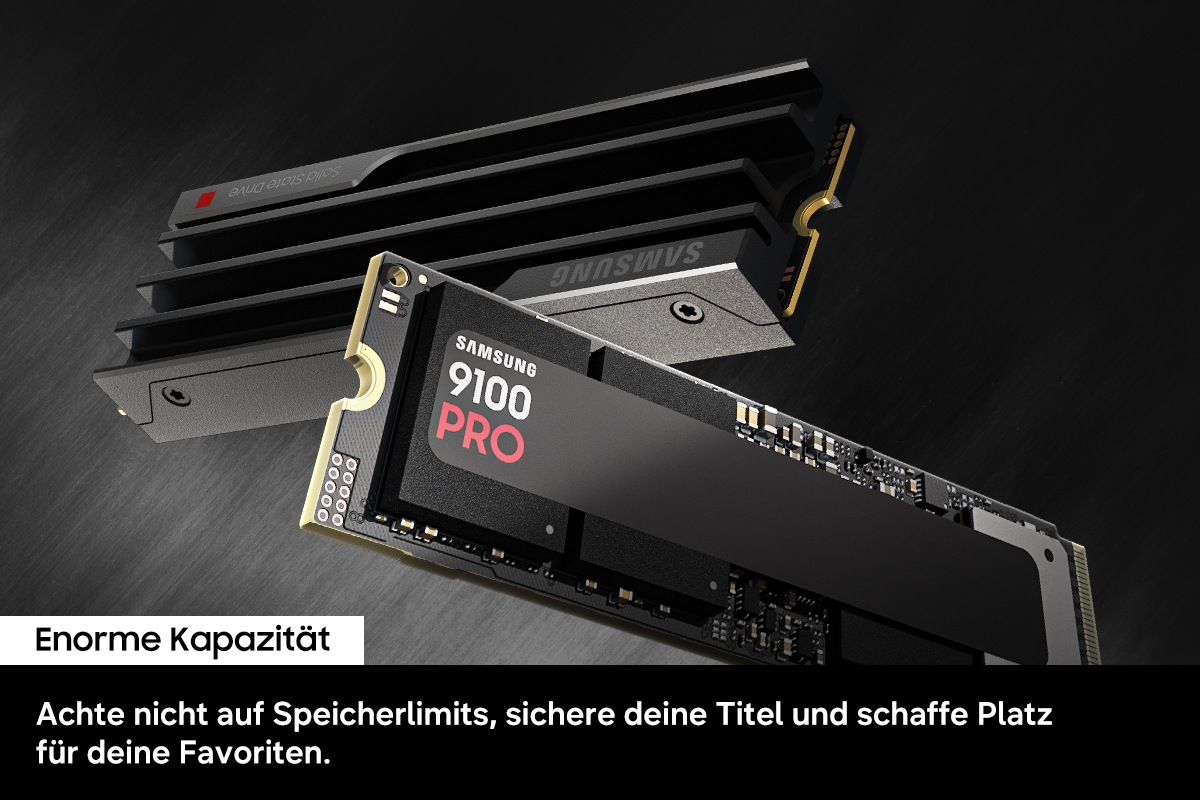 Werbegrafik einer schräg dargestellten Samsung 9100 PRO NVMe SSD und einer Samsung 9100 PRO Heatsink NVMe SSD vor dunklem Hintergrund, der das elegante schwarze Design des Kühlkörpers hervorhebt. Der darunter stehende deutsche Text betont die hohe Speicherkapazität des Produkts und vermittelt, dass man sich keine Sorgen um Speichergrenzen machen muss und genügend Platz für die eigenen Lieblingstitel vorhanden ist.